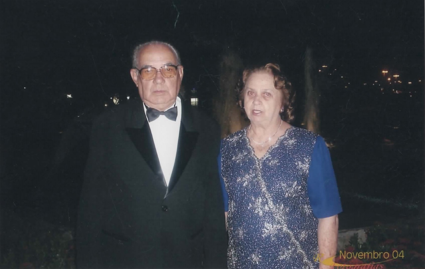 Antenor de smoking e gravata-borboleta ao lado de Maria, em festa à noite, novembro de 2004.