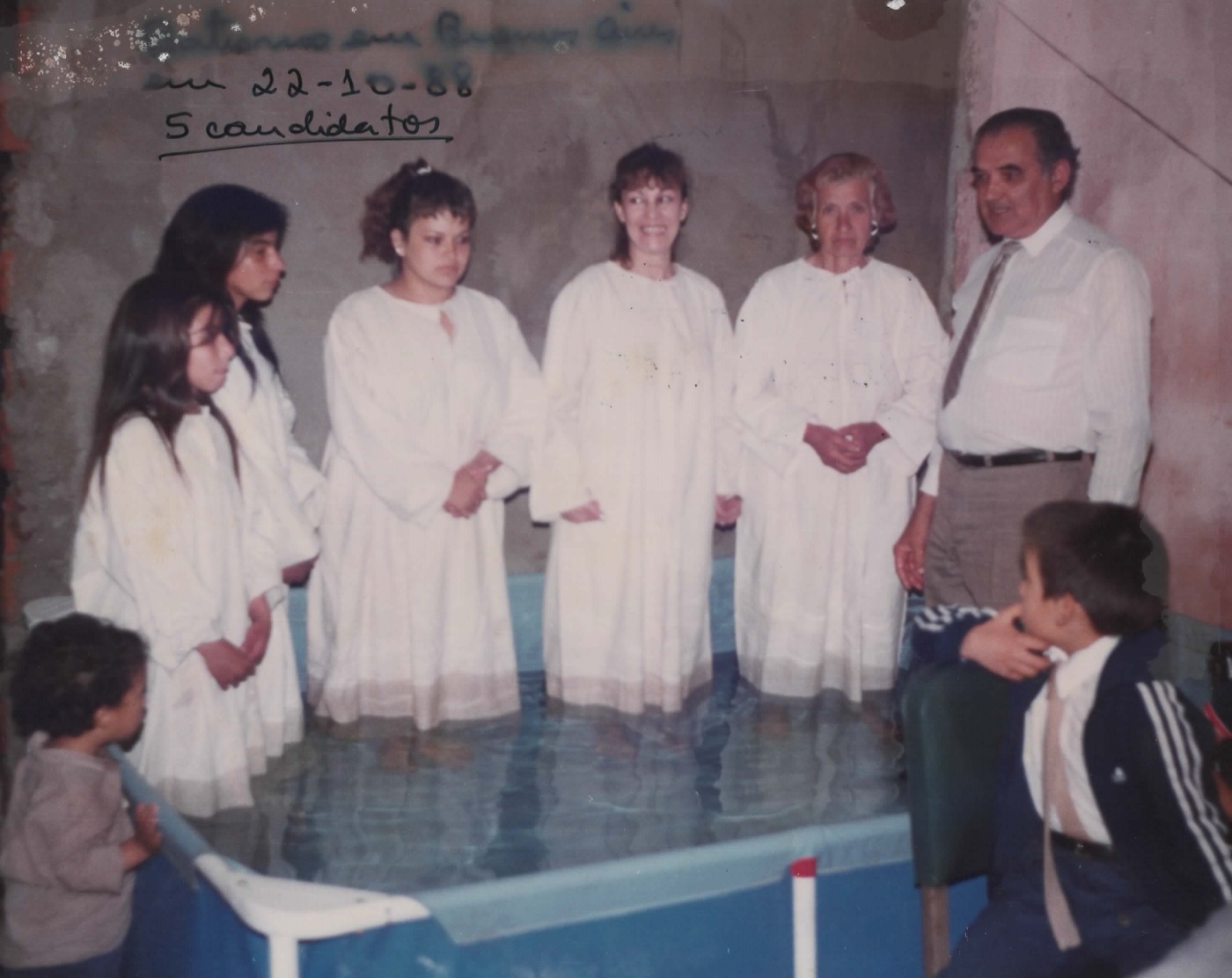 Batismo em Buenos Aires em 1988: cinco candidatas de túnica branca em um tanque, com Antenor ao lado.