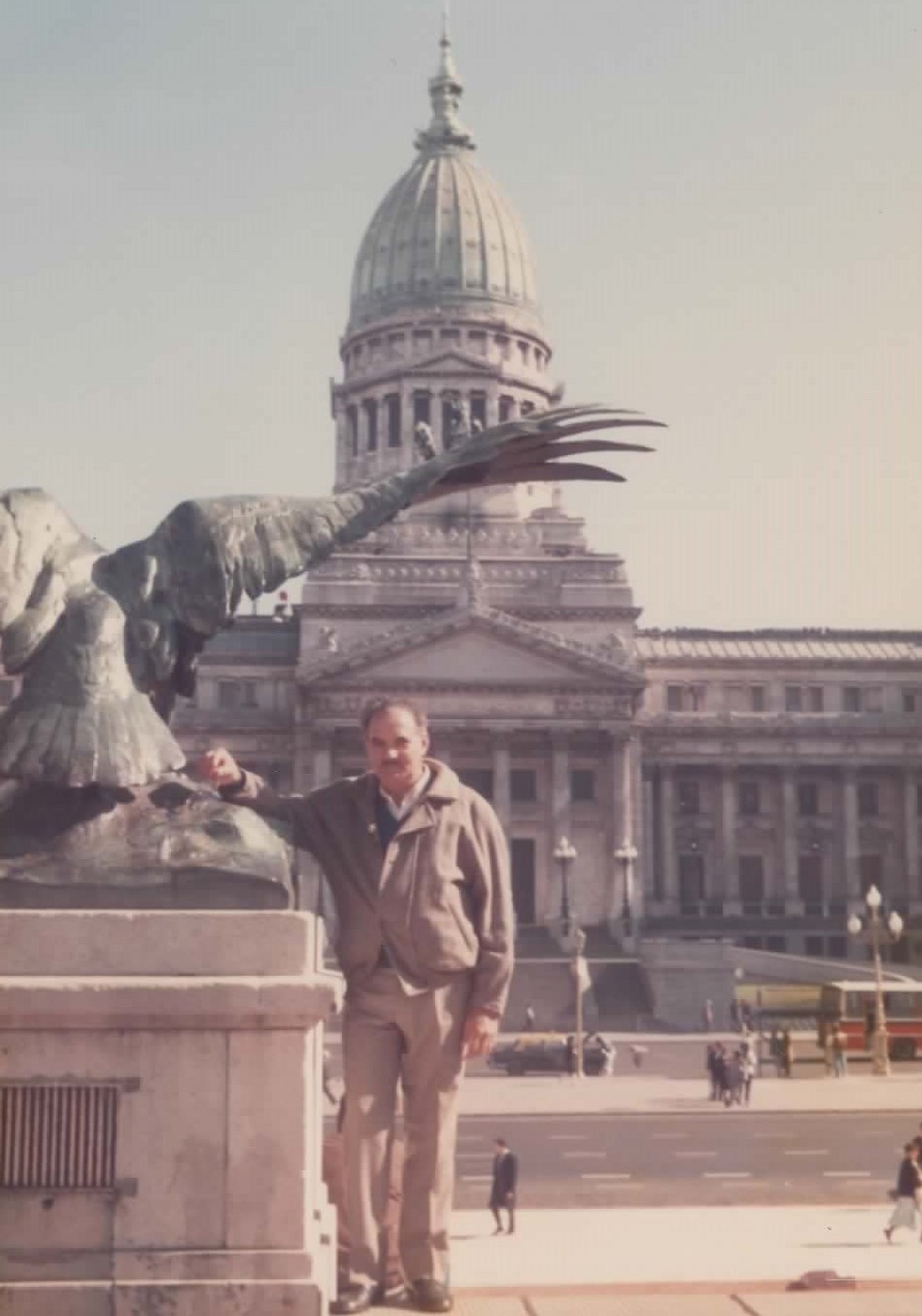 Antenor diante do Congresso argentino, apoiado em um monumento, em Buenos Aires.