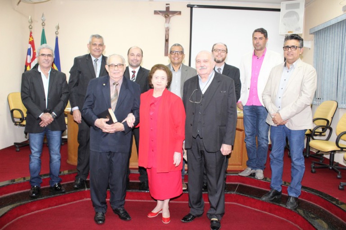Pr. Antenor e Maria, de vermelho, cercados pelos vereadores no plenário da Câmara de Ibitinga.