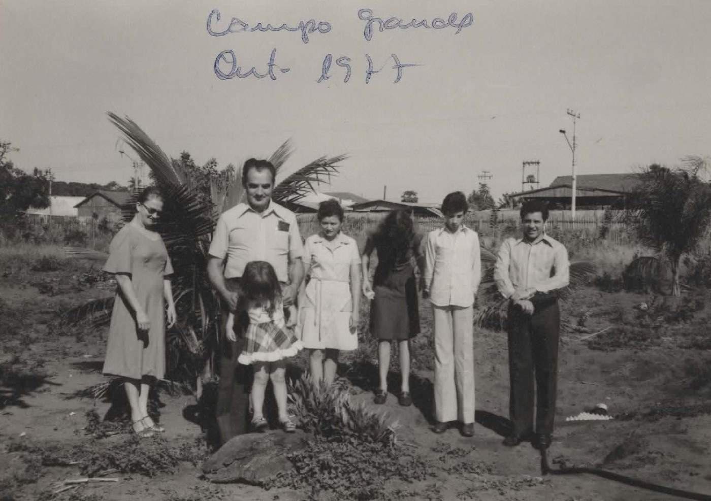 Família e irmãos de igreja em um terreno em Campo Grande, em outubro de 1977, foto antiga.