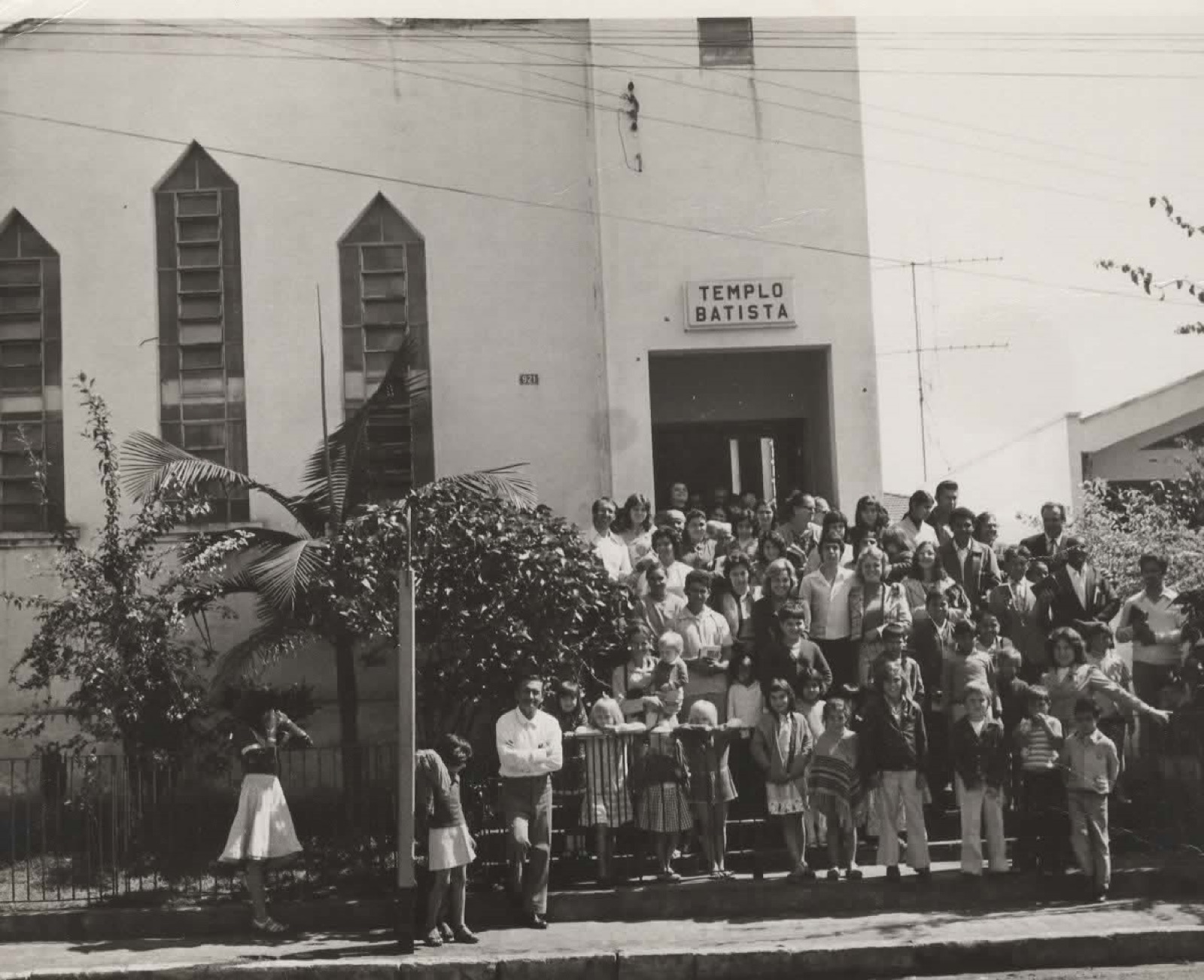 Fachada do Templo Batista com a congregação reunida na escadaria da entrada, em foto antiga.